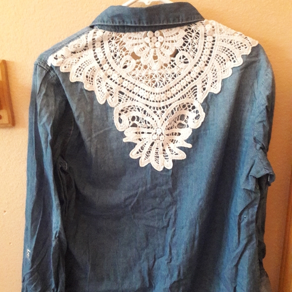 Button down - Picture 2 of 4